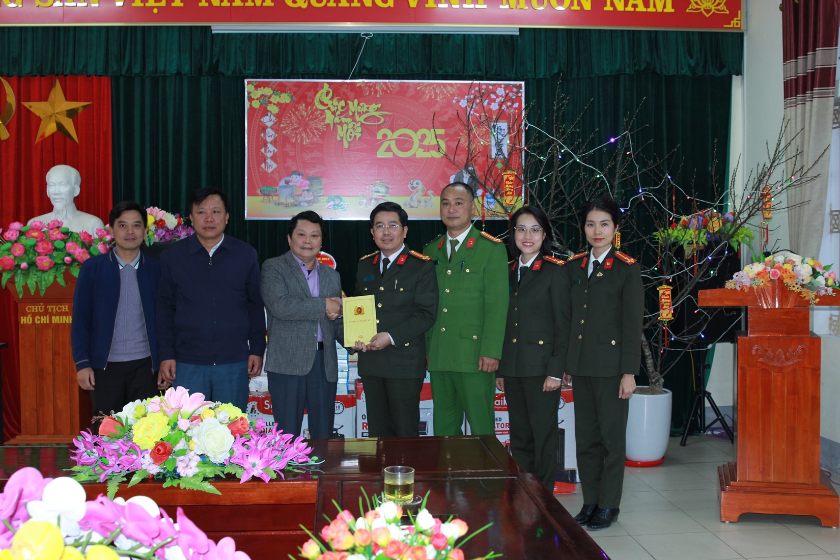 Thăm tặng quà tại Trung tâm bảo trợ xã hội tỉnh Nghệ An đóng tại địa bàn xã Giang Sơn Đông 