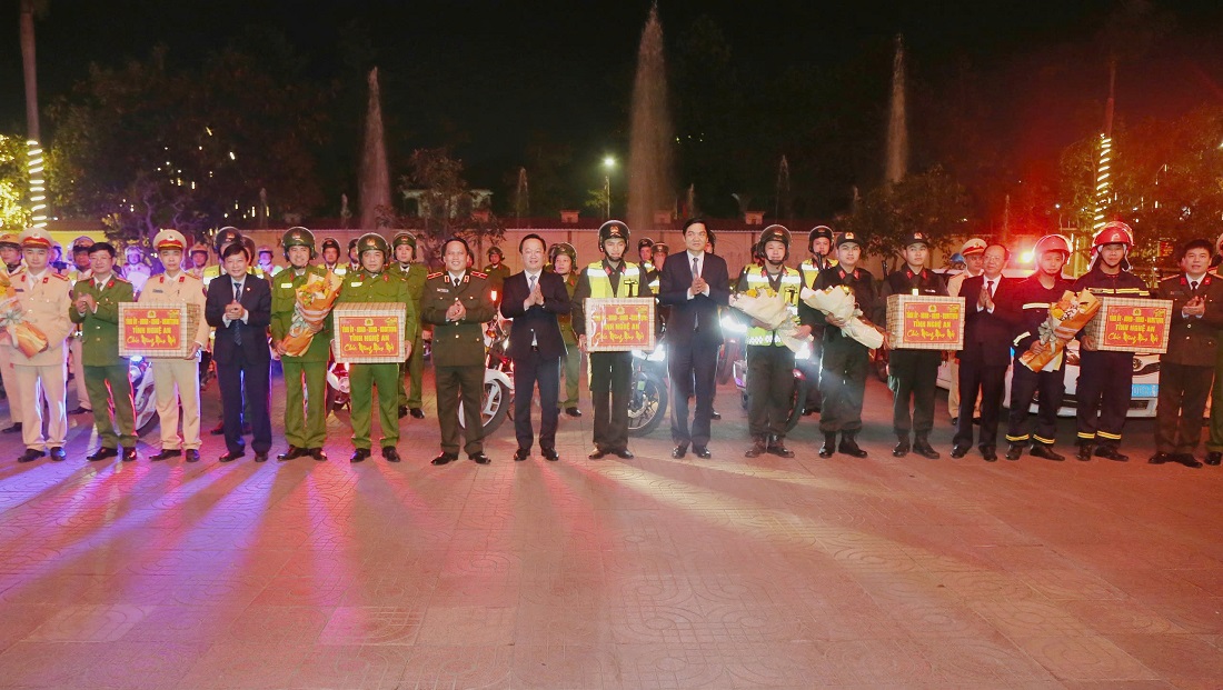 Đồng chí Bí thư Tỉnh ủy cùng Lãnh đạo tỉnh đã thăm, động viên các lực lượng thực hiện nhiệm vụ bảo đảm ANTT dịp Tết