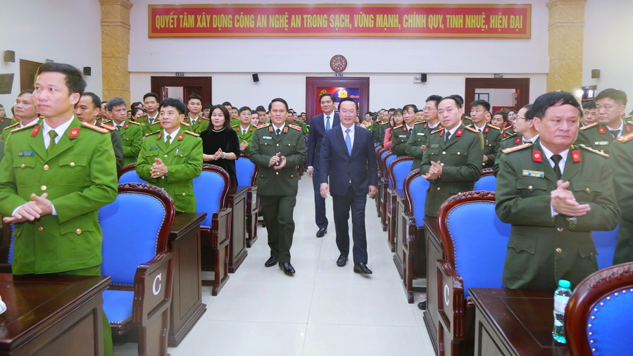 Bí thư Tỉnh ủy Nguyễn Đức Trung và các đồng chí trong Thường trực Tỉnh ủy, lãnh đạo UBND tỉnh đến thăm, chúc Tết cán bộ, chiến sĩ Công an tỉnh