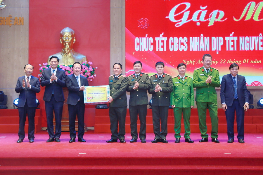 Đồng chí Bí thư Tỉnh ủy cùng Lãnh đạo tỉnh tặng quà Công an tỉnh Nghệ An