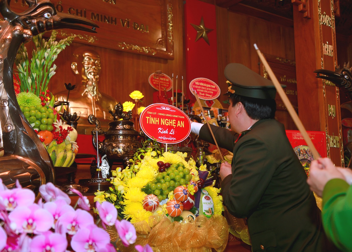 Đồng chí Thiếu tướng Bùi Quang Thanh - Ủy viên Ban Thường vụ Tỉnh ủy, Bí thư Đảng ủy, Giám đốc Công an tỉnh dâng hoa, dâng hương tưởng niệm Chủ tịch Hồ Chí Minh