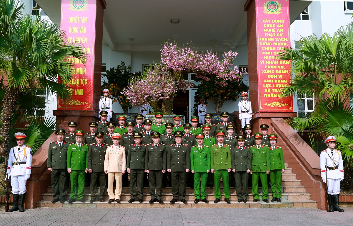 Các đại biểu chụp ảnh lưu niệm