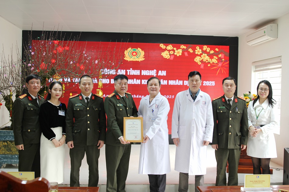 Đại diện Bệnh viện Ung bướu cảm ơn sự quan tâm chu đáo của Lãnh đạo Công an tỉnh