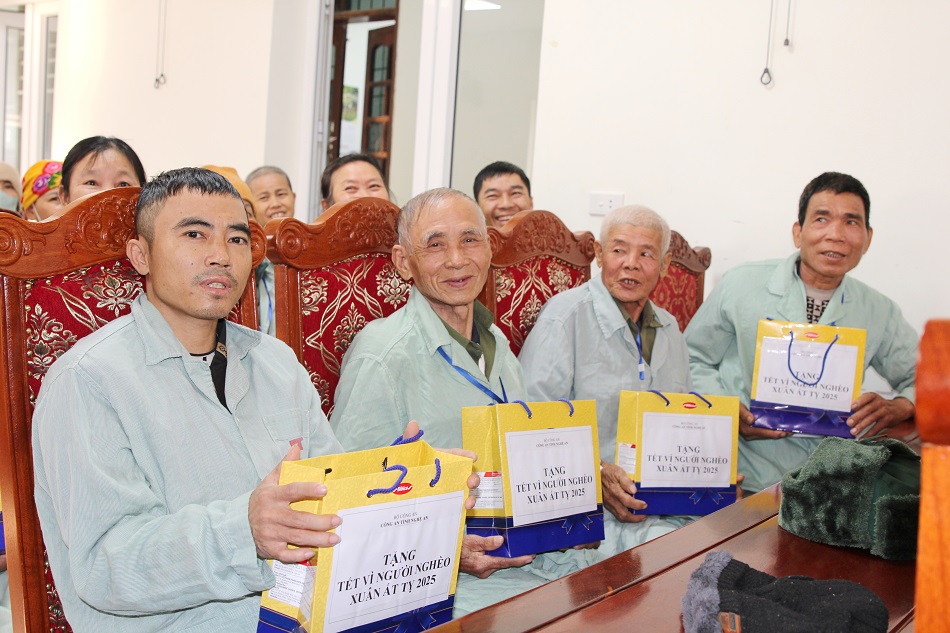 Các bệnh nhân bày tỏ sự xúc động khi nhận được sự cảm thông, chia sẻ của Công an Nghệ An, tiếp thêm nghị lực để họ vượt qua hoàn cảnh và nỗi đau bệnh tật, yên tâm điều trị, nhanh chóng phục hồi sức khỏe 