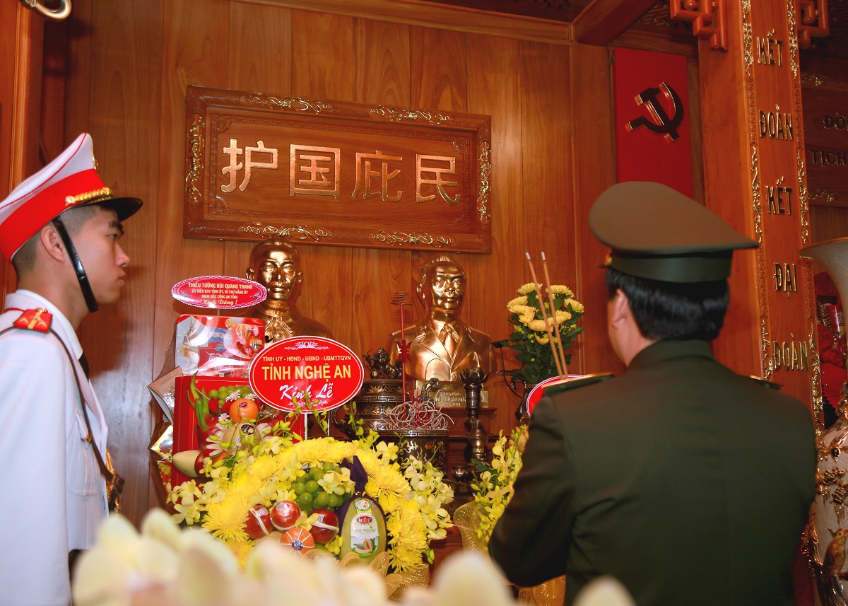 Đồng chí Thiếu tướng Bùi Quang Thanh - Ủy viên Ban Thường vụ Tỉnh ủy, Bí thư Đảng ủy, Giám đốc Công an tỉnh dâng hoa, dâng hương tưởng niệm Đồng chí Đại tướng Võ Nguyên Giáp và Đồng chí Cố Bộ trưởng Bộ Công an Trần Quốc Hoàn