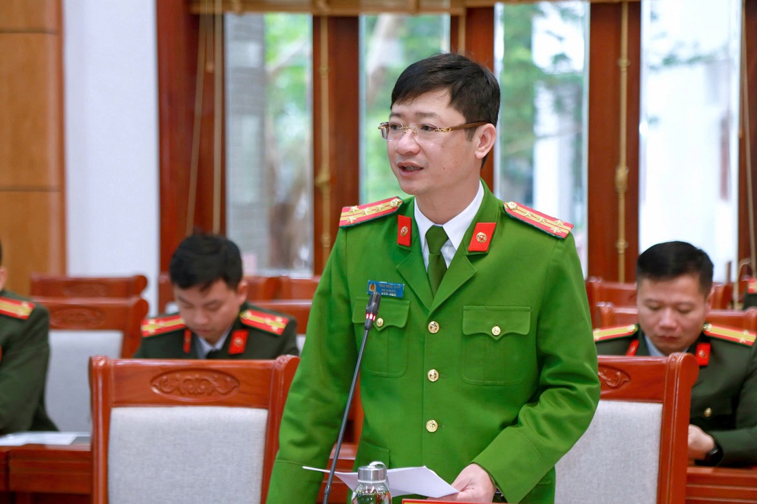 Đồng chí Đại tá Trần Ngọc Tuấn, Phó Giám đốc Công an tỉnh phát biểu tại Hội nghị 