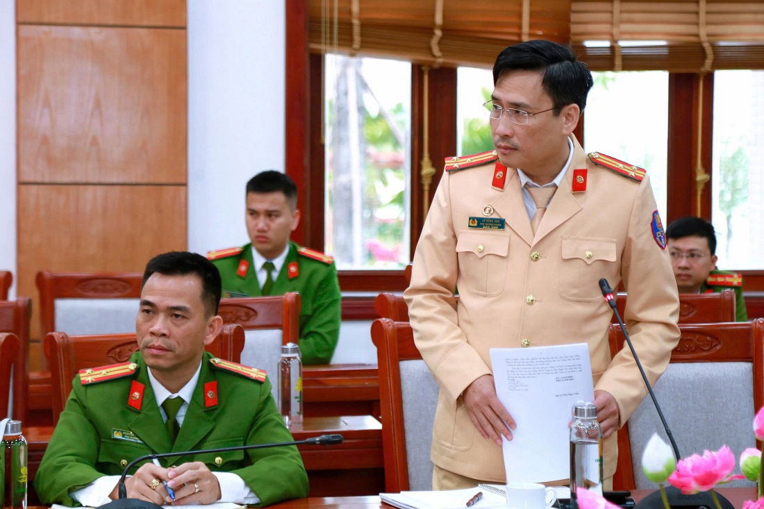 Đại diện lãnh đạo các phòng chức năng phát biểu