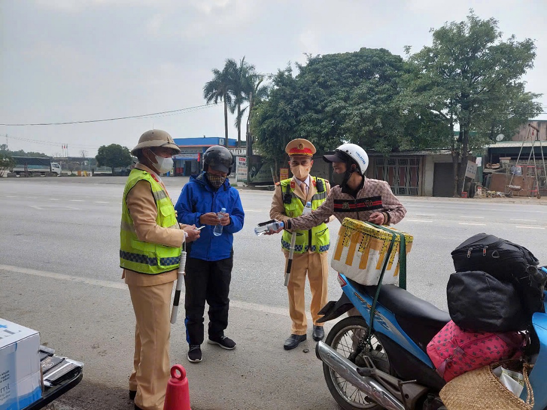 Sự hỗ trợ kịp thời của lực lượng CSGT giúp người dân vơi bớt mệt nhọc trên quãng đường về quê