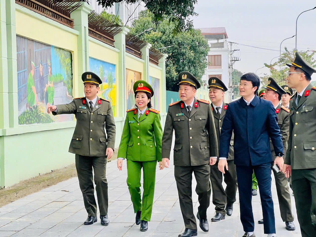 Các đại biểu tham quan công trình