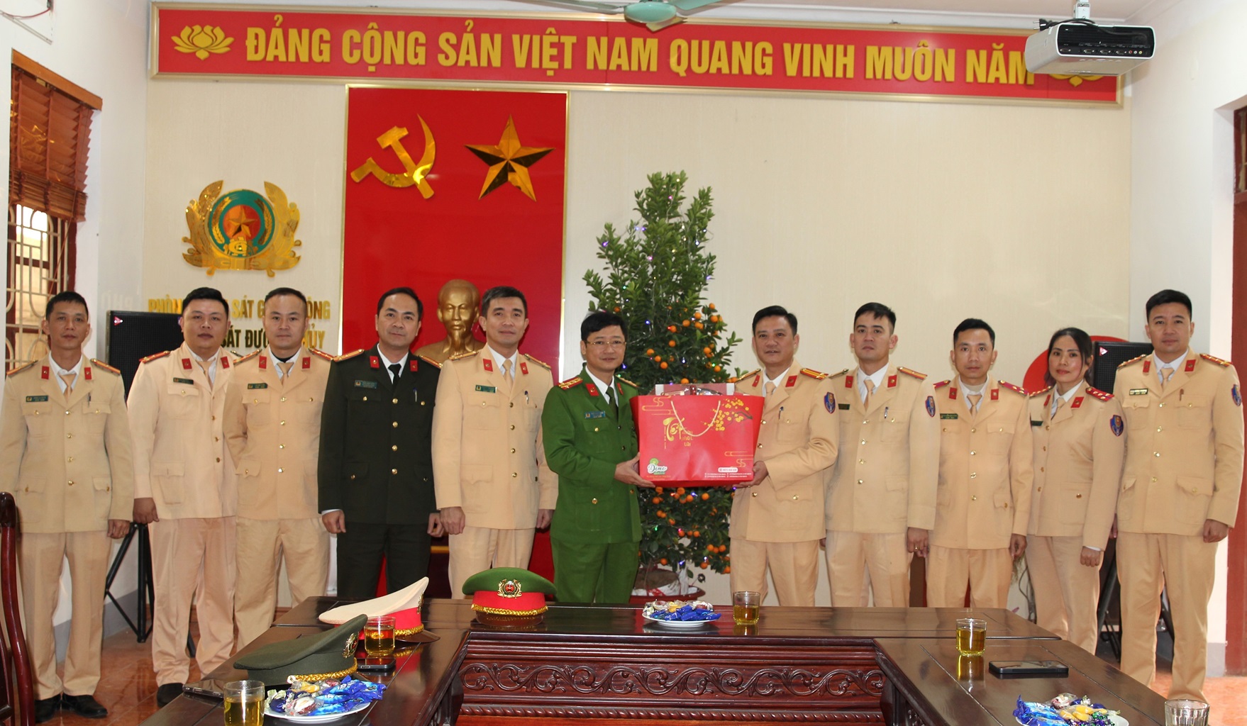 Đồng chí Đại tá Trần Ngọc Tuấn, Phó Giám đốc Công an tỉnh thăm, động viên CBCS Đội CSGT đường thủy