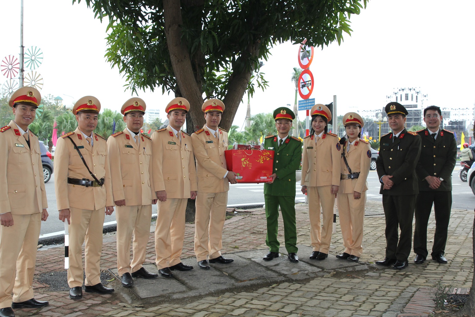 Đồng chí Đại tá Trần Ngọc Tuấn, Phó Giám đốc Công an tỉnh giao  nhiệm vụ, tặng quà và chúc Tết CBCS làm nhiệm vụ đảm bảo an ninh, trật tự, TTATGT trên địa bàn thành phố Vinh 