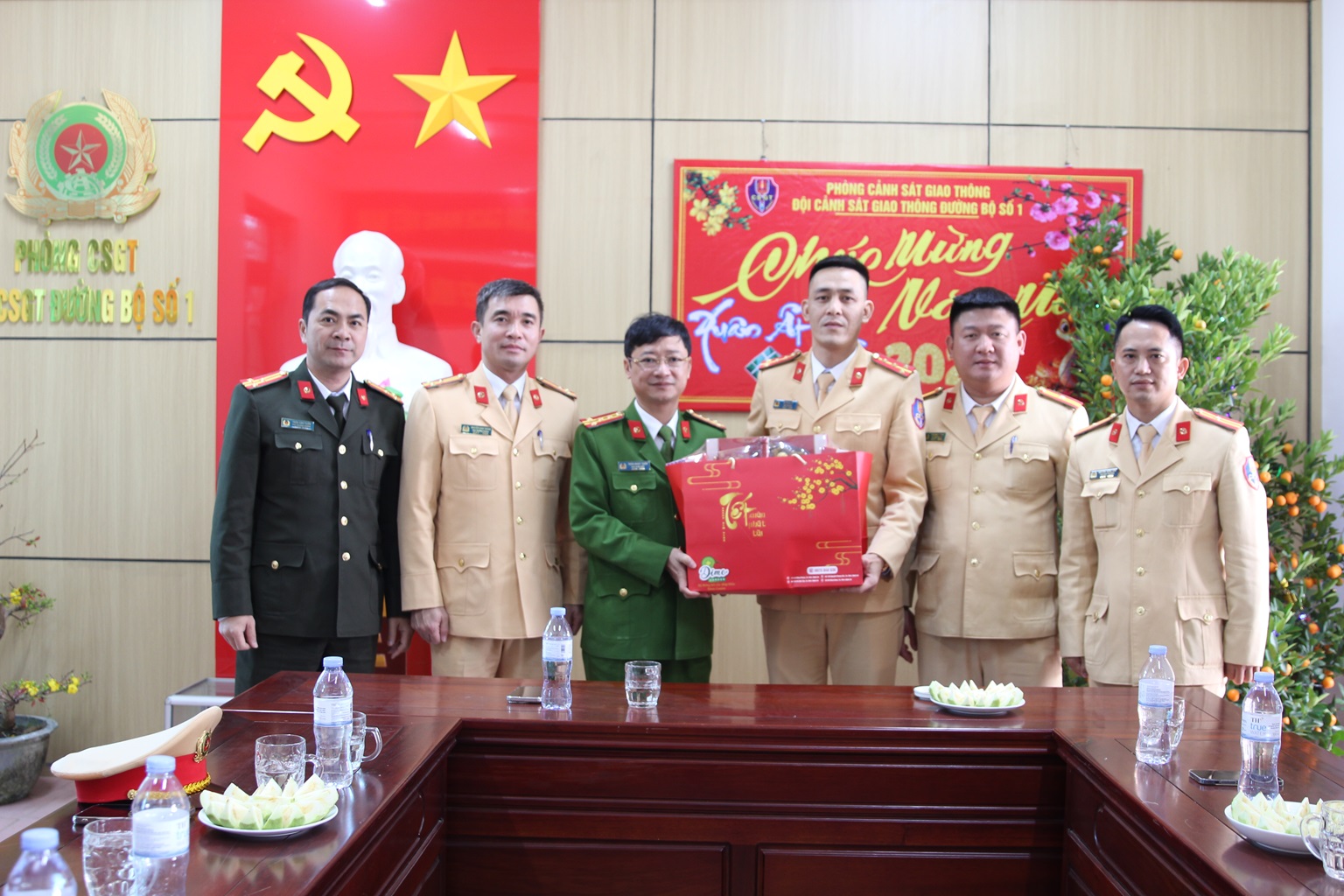 Thăm, tặng quà CBCS Đội CSGT số 1