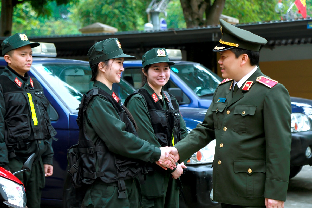 Đồng chí Giám đốc Công an tỉnh chúc Tết cán bộ chiến sĩ Phòng Cảnh sát cơ động