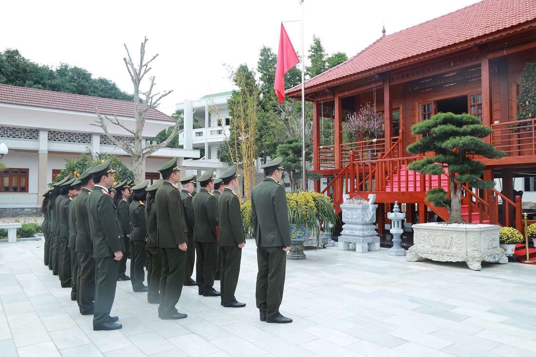 Phòng Quản lý XNC dâng hương tưởng nhớ công lao to lớn của Chủ tịch Hồ Chí Minh tại Nhà tưởng niệm Người trong khuôn viên Công an tỉnh