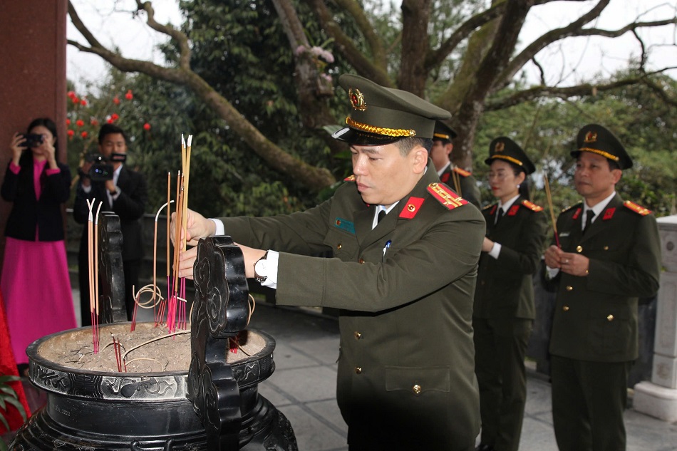 Nhân dịp kỷ niệm 95 năm ngày thành Đảng Cộng sản Việt Nam và trước khi tổ chức Lễ phát động Tết trồng cây, đồng chí Đại tá Trần Hồng Quang, Phó Bí thư Đảng uỷ, Phó Giám đốc Công an tỉnh và đại diện các phòng, ban đoàn thể Công an tỉnh dâng hương tại khu di tích mộ Bà Hoàng Thị Loan. 