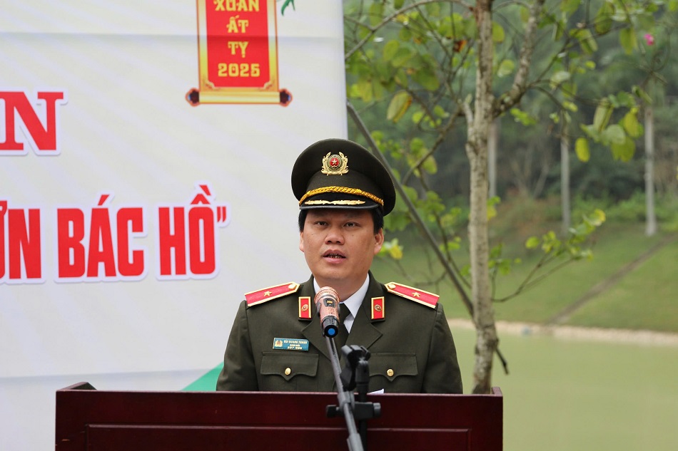 Đồng chí Thiếu tướng Bùi Quang Thanh, Ủy viên Ban Thường vụ Tỉnh ủy, Bí thư Đảng ủy, Giám đốc Công an tỉnh phát biểu tại buổi lễ
