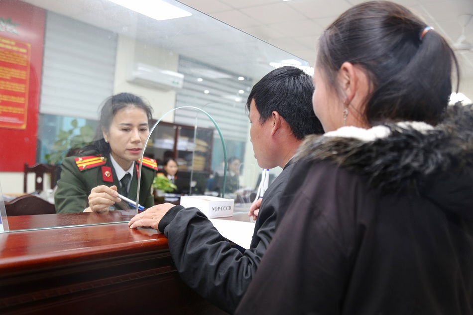 Công dân đến làm thủ tục cấp hộ chiếu, giấy thông hành được cán bộ Phòng Quản lý xuất nhập cảnh niềm nở đón tiếp nhiệt tình   