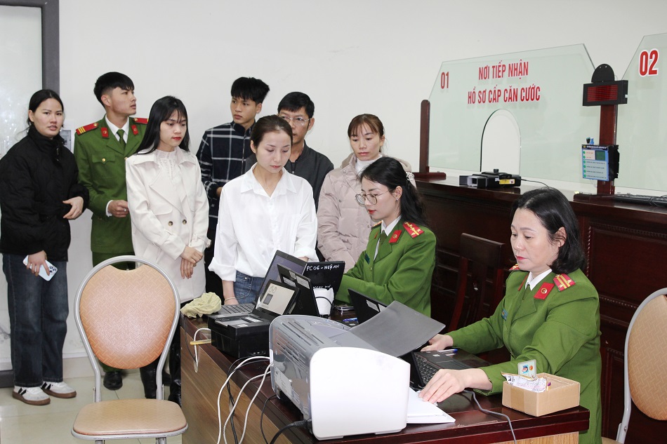 Với tinh thần “Vì Nhân dân phục vụ” và phương châm “làm hết việc, không hết giờ”, cán bộ Phòng Cảnh sát Quản lý hành chính về trật tự xã hội tập trung giải quyết nhanh chóng, tạo thuận lợi nhất cho người dân khi đến giải quyết các thủ tục hành chính