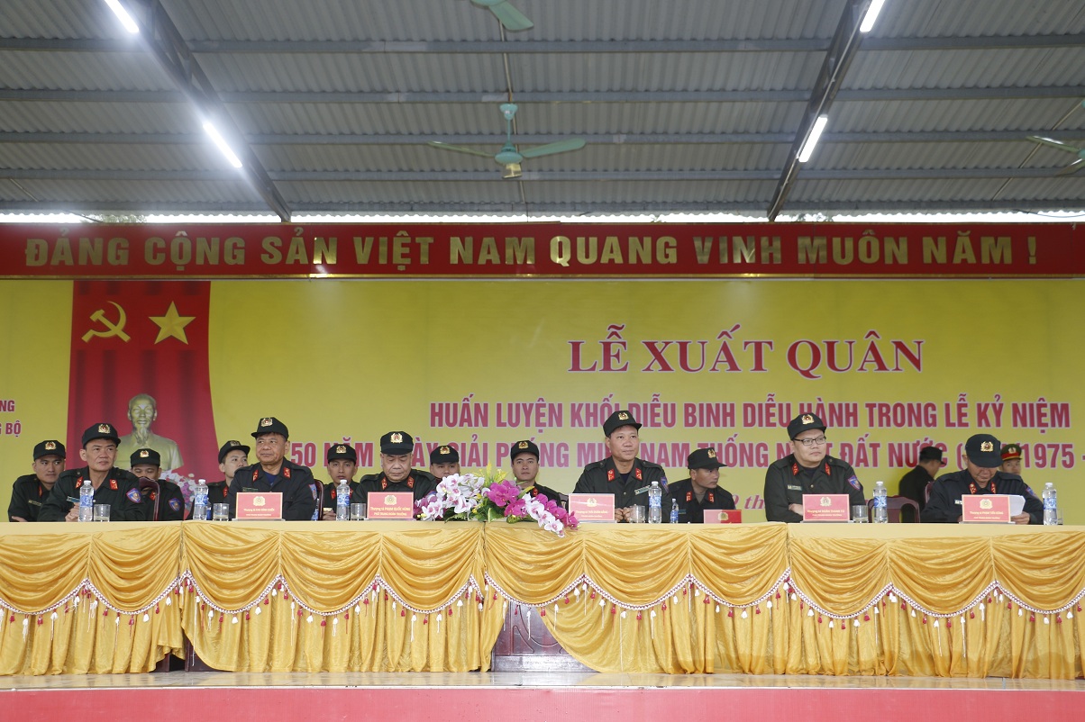 Các đại biểu tới dự
