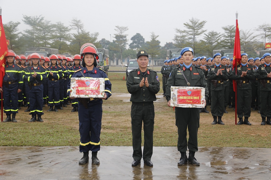 Đồng chí Thượng tá Thái Doãn Bằng, Trung đoàn trưởng Trung đoàn Cảnh sát cơ động Bắc Trung bộ tặng quà cho cán bộ, chiến sỹ lên đường làm nhiệm vụ