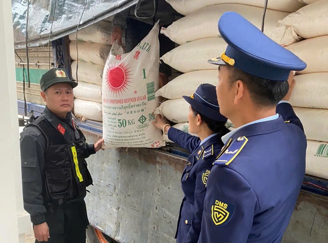 Số đường kính không rõ nguồn gốc, xuất xứ trên xe ô tô do T.Q.T điều khiển bị lực lượng chức năng phát hiện, tạm giữ
