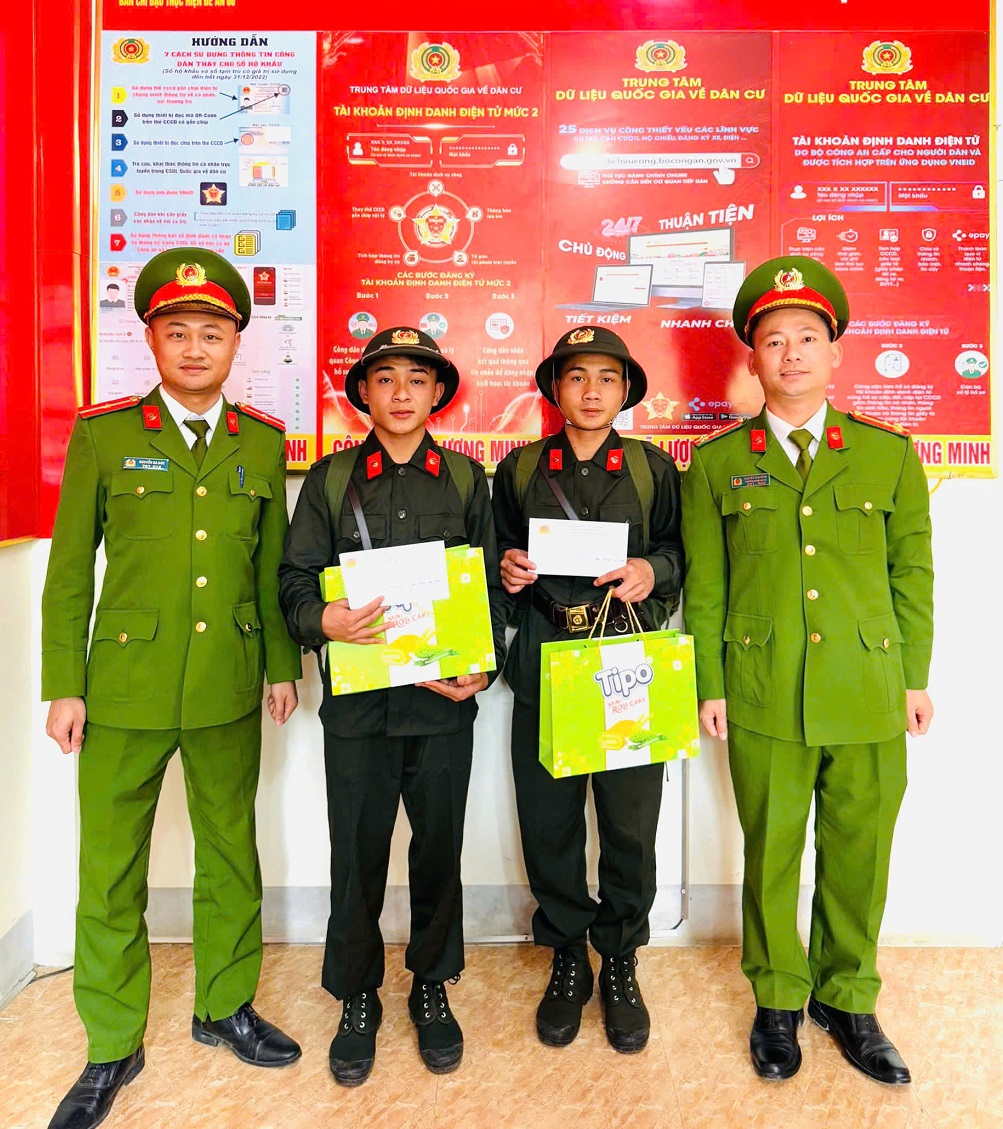 Công an xã Lượng Minh, huyện Tương Dương trao quà động viện hai tân binh Hắp Văn Duy và Lữ Văn Bình chuẩn bị tham gia nghĩa vụ CAND