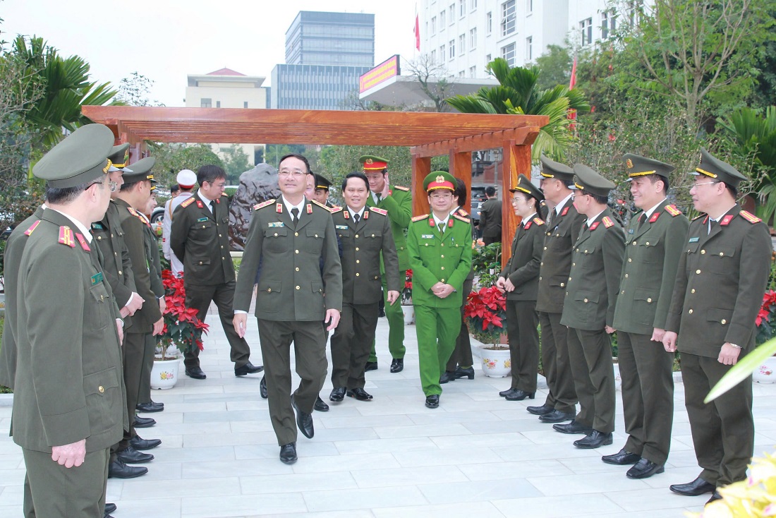 Đoàn đại biểu tham quan Nhà tưởng niệm Chủ tịch Hồ Chí Minh trong khuôn viên Công an tỉnh Nghệ An