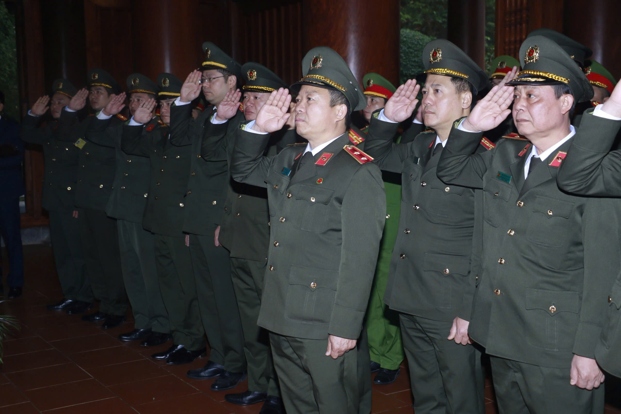 Đoàn dâng hoa, dâng hương tại Khu di tích Quốc gia đặc biệt Kim Liên 