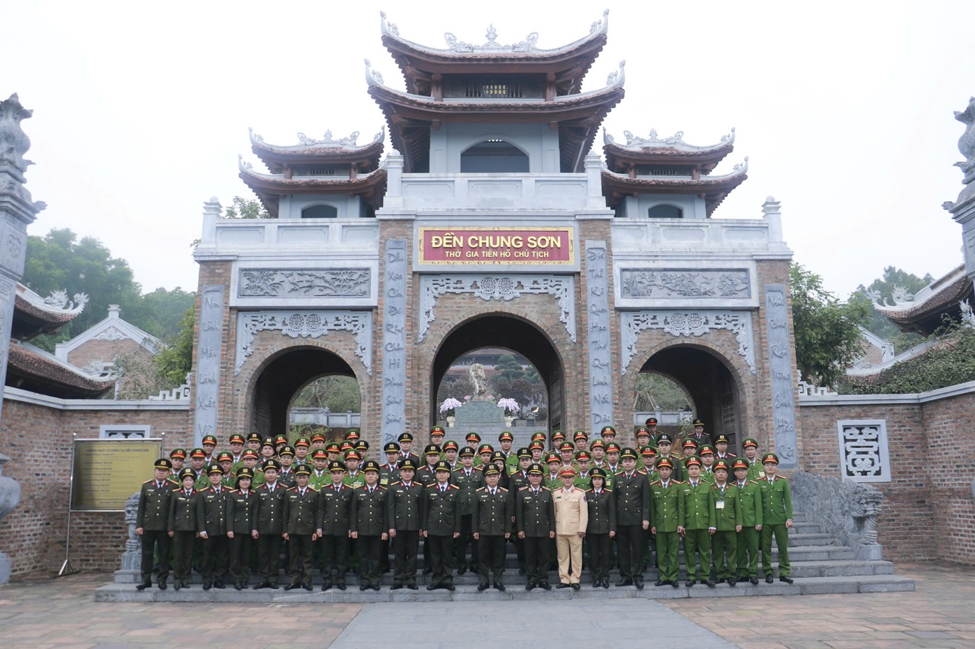 Đoàn dâng hương, dâng hoa tại Đền Chung Sơn