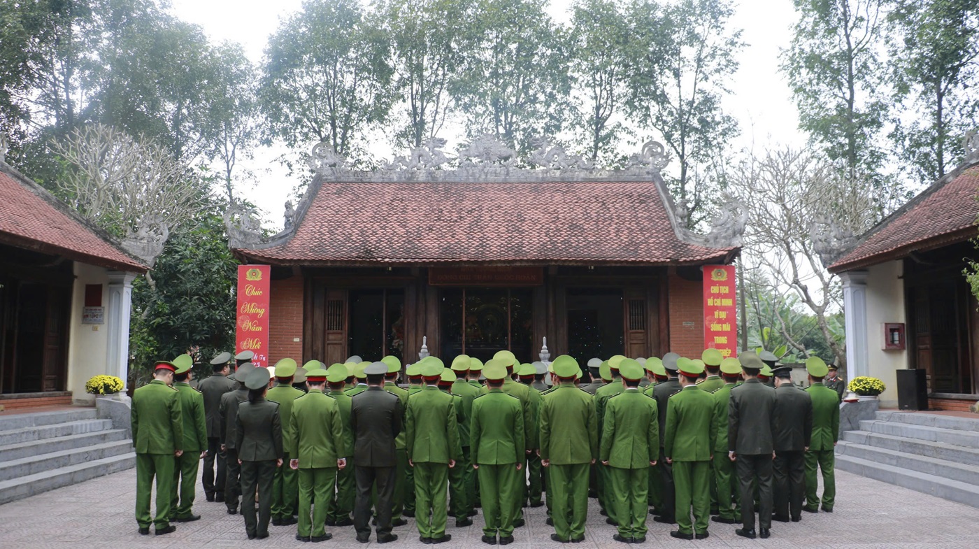 Trung tướng, PGS.TS, NGƯT Phan Xuân Tuy, Bí thư Đảng ủy, Giám đốc Học viện dâng hoa, dâng hương tại Khu lưu niệm Cố Bộ trưởng Trần Quốc Hoàn