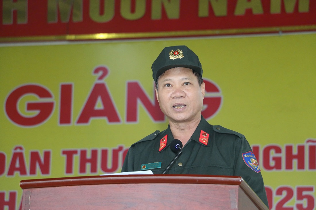   Đồng chí Thượng tá Thái Doãn Bằng, Trung đoàn trưởng Trung đoàn Cảnh sát cơ động Bắc Trung Bộ phát biểu tại lễ khai giảng
