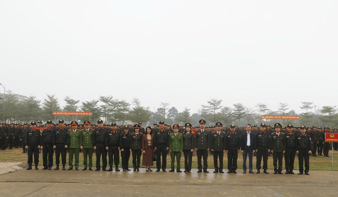 Các đại biểu chụp ảnh lưu niệm