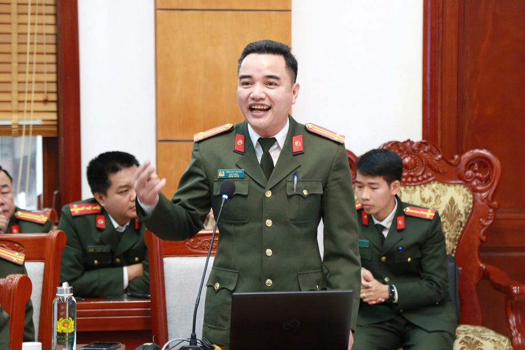 Chỉ huy Đội Công nghệ thông tin Phòng Tham mưu Công an tỉnh truyền đạt các nội dung liên quan đến hệ thống bảo mật đường truyền và một số phần mềm, tiện ích trên mạng nội bộ