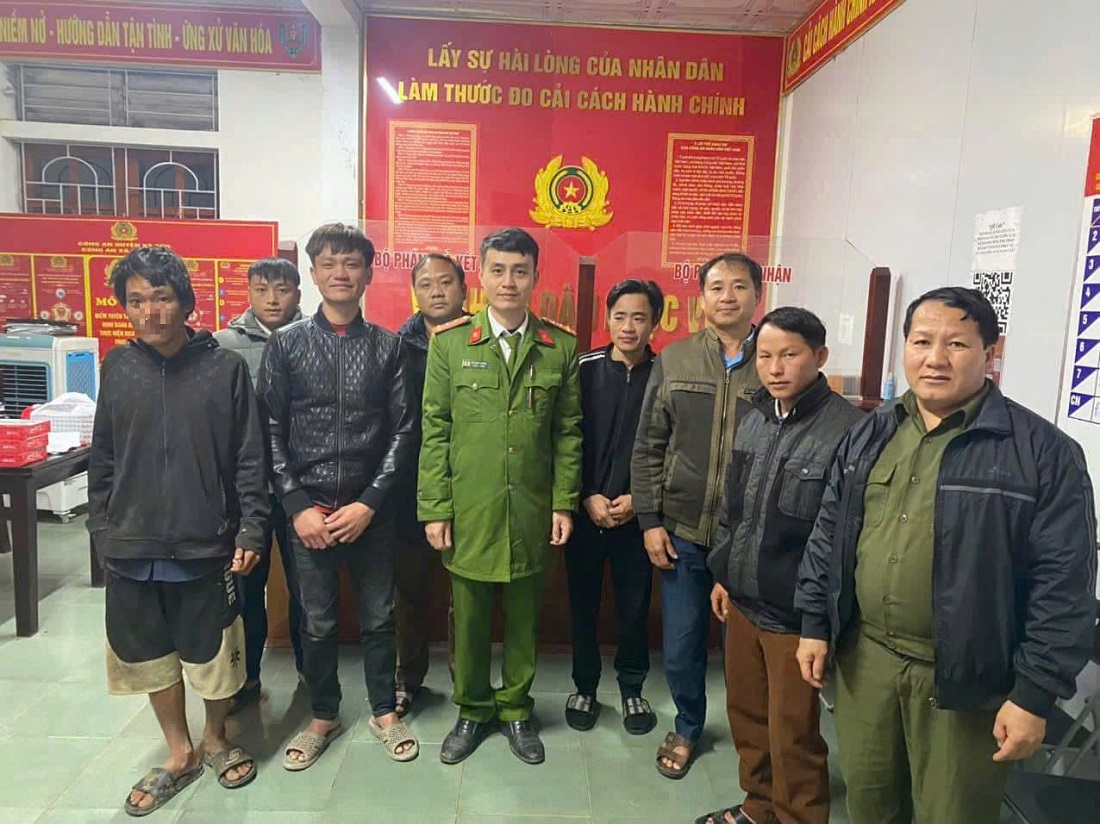 Anh L. được Công an xã Nậm Càn bàn giao cho gia đình
