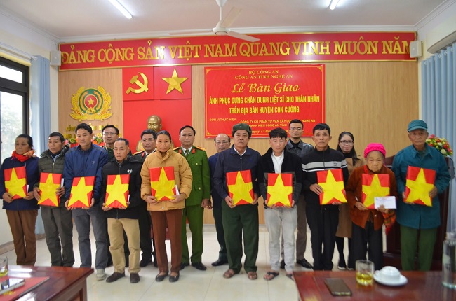 Công an Nghệ An phối hợp với các đơn vị trao di ảnh Liệt sĩ sau khi đã được phục chế tặng thân nhân   