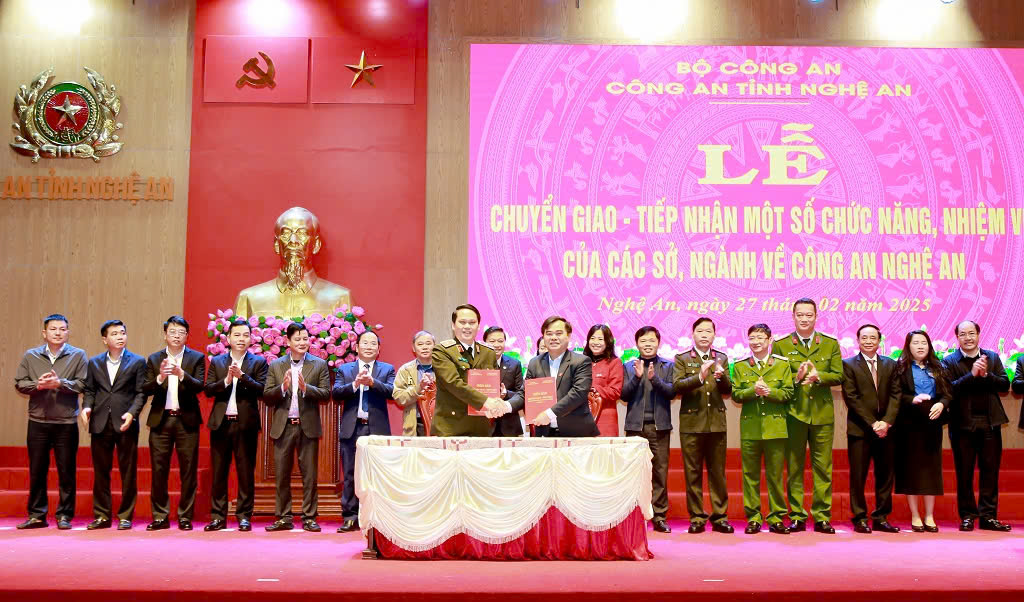 Đồng chí Giám đốc Công an tỉnh và đại diện lãnh đạo các sở, ngành, địa phương ký biên bản bàn giao chức năng, nhiệm vụ