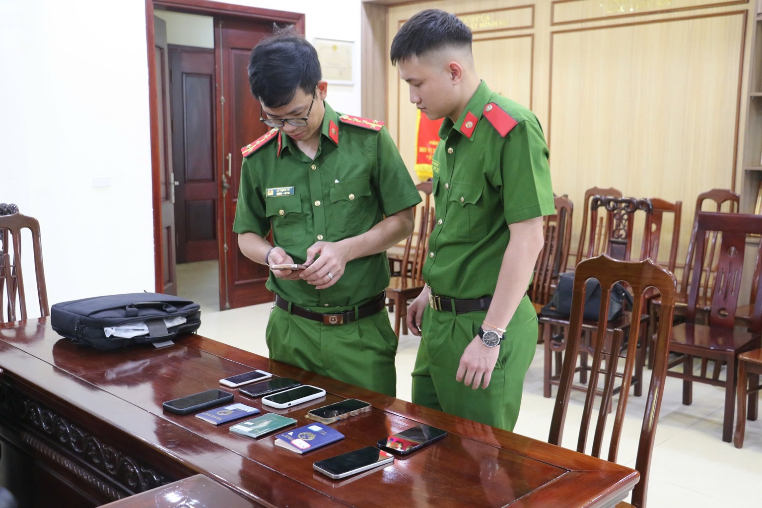 Cơ quan Công an kiểm tra tang vật chuyên án