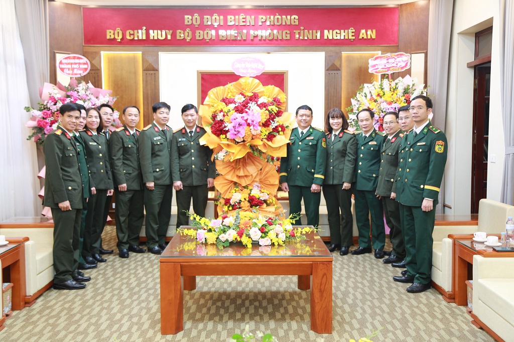 Công an Nghệ An tặng hoa chúc mừng lãnh đạo, cán bộ, chiến sĩ Bộ Chỉ huy Bộ đội Biên phòng tỉnh nhân Ngày truyền thống