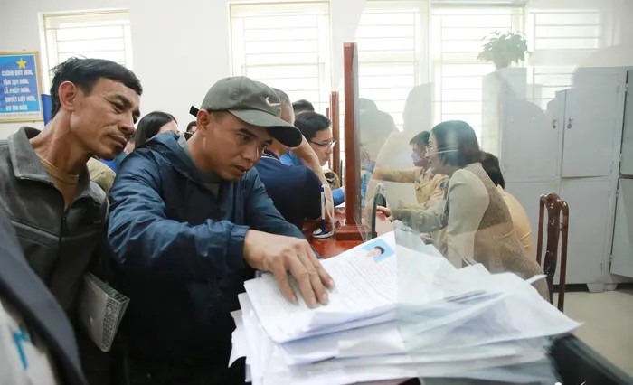 Người dân thực hiện thủ tục cấp đổi giấy phép lái xe tại Phòng Cảnh sát giao thông, Công an tỉnh