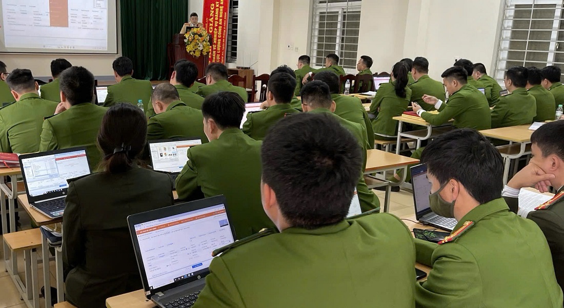 Các học viên thực hành trực tiếp trên máy vi tính