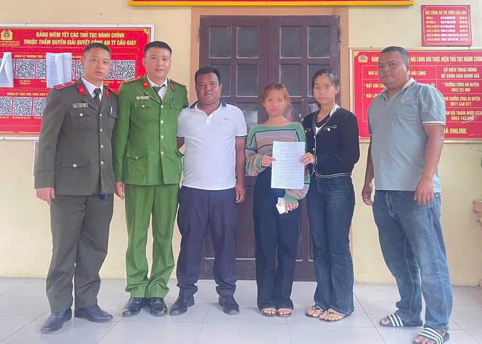 Công an thị trấn Cầu Giát bàn giao hai cháu cho Công an và đại diện phường Thống Nhất, thị xã Buôn Hồ, tỉnh Đắk Lắk