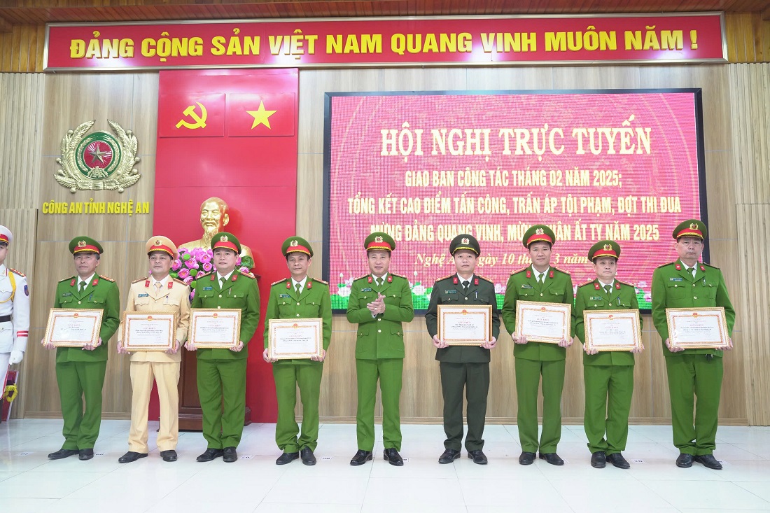 Đồng chí Đại tá Nguyễn Duy Thanh, Phó Giám đốc Công an tỉnh trao Giấy khen của Giám đốc Công an tỉnh tặng các tập thể, cá nhân đạt thành tích xuất sắc