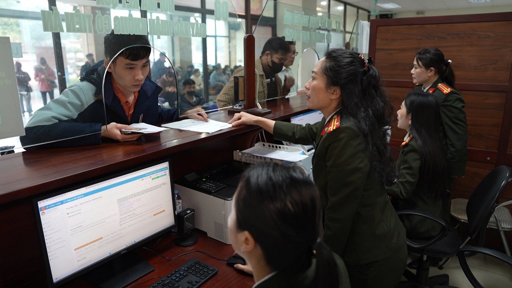 Cán bộ Phòng Hồ sơ nghiệp vụ Công an tỉnh hướng dẫn người dân làm thủ tục cấp phiếu lý lịch tư pháp