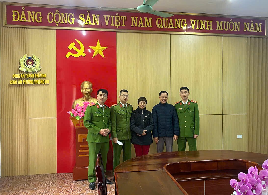 Bà Nguyễn Thị Hải (vợ ông Hồng) đến Công an phường Trường Thi gửi lời cảm ơn tới 02 đồng chí cùng toàn thể cán bộ, chiến sỹ Công an phường Cửa Nam