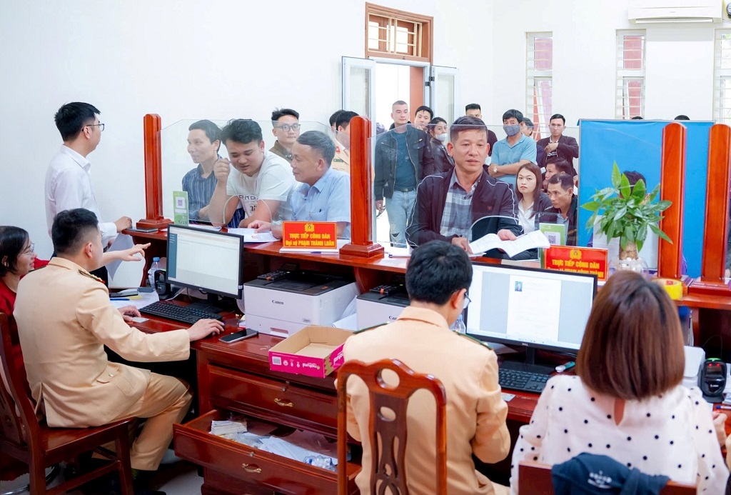 Phòng CSGT Công an tỉnh tăng cường nhân lực để đảm bảo công tác tiếp nhận hồ sơ cấp đổi Giấy phép lái xe. Ảnh tư liệ
