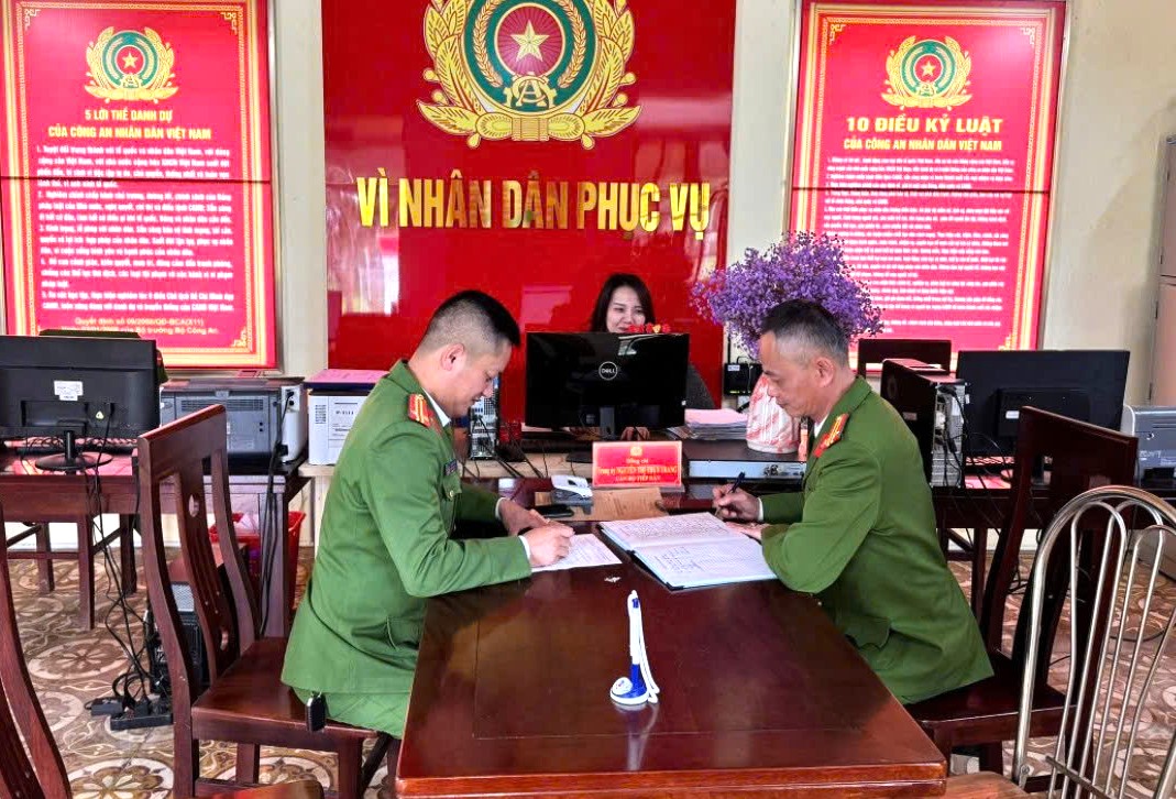 Công an xã Kỳ Tân tiếp nhận, giải quyết thủ tục hành chính cho người dân