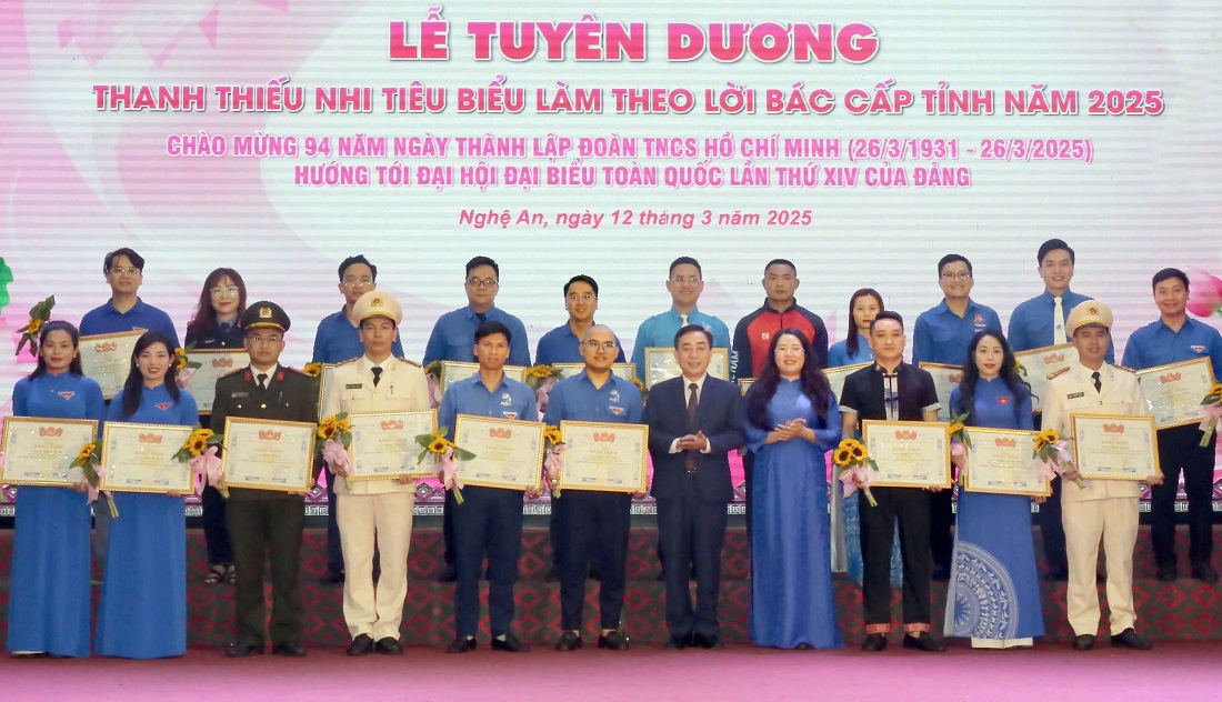 Các cá nhân đạt danh hiệu thanh thiếu nhi tiêu biểu làm theo lời Bác năm 2025 được tuyên dương tại chương trình