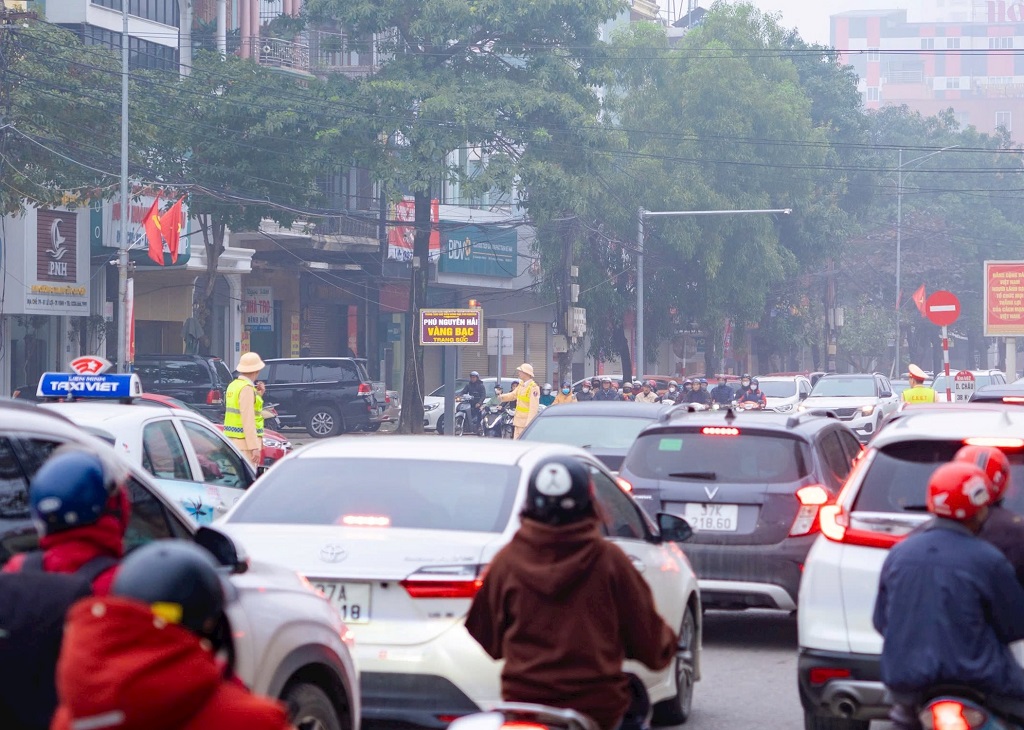 Lực lượng CSGT điều tiết, phân luồng tránh ùn tắc