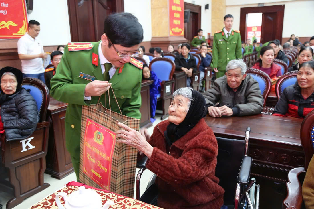 Đồng chí Đại tá Trần Ngọc Tuấn - Phó Giám đốc Công an tỉnh trao quà tặng các mẹ liệt sĩ chưa xác định được danh tính