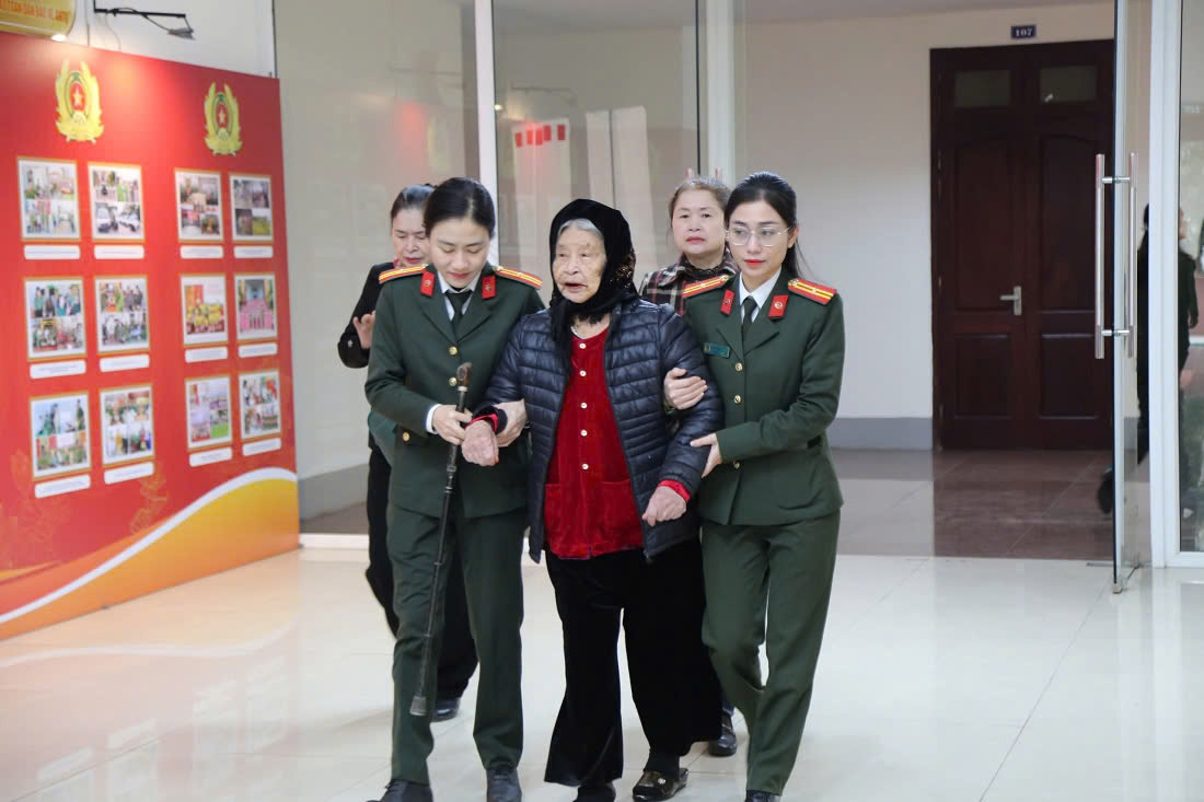 Công an các đơn vị, địa phương bố trí xe và cán bộ, chiến sỹ đưa đón thân nhân liệt sỹ đến chương trình thu nhận mẫu ADN